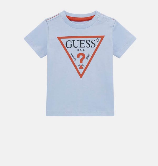 Παιδική μπλούζα Guess με λογότυπο N73I55K8HM0 μπλε ανοικτό για αγόρια και κορίτσια που θέλουν ωραίο ντύσιμο κάθε μέρα