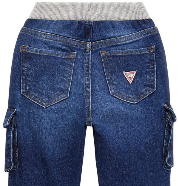 Παιδικό Jean παντελόνι Guess cargo N4RA01D4GV0 μπλε για αγόρια που θέλουν άνετο και ωραίο καθημερινό ντύσιμο
