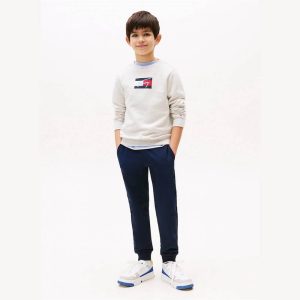 Παιδικά παντελόνια φόρμας Tommy Hilfiger KB0KB09694 για αγόρια που θέλουν επώνυμο και ξεχωριστό αθλητικό ντύσιμο στην βόλτα και το σχολείο