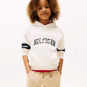Παιδικό φούτερ με κουκούλα Tommy Hilfiger KB0KB09742 για αγόρια που θέλουν ωραίο και επώνυμο αθλητικό ντύσιμο τον χειμώνα