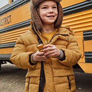 Παιδικό μπουφάν μακρύ Mayoral με κουκούλα 04422-016 Μουσταρδί για αγόρια που θέλουν ωραίο στυλ και ζεστασιά τον χειμώνα στην βόλτα τους ή το σχολείο