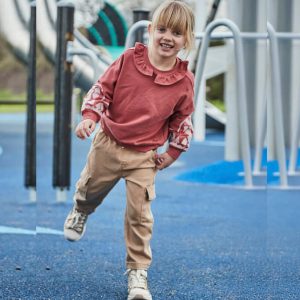 Παιδικό παντελόνι cargo Mayoral slim fit unisex 04572-065 Καμηλό για αγόρια και κορίτσια που θέλουν ωραία εμφάνιση και ιδιαίτερο look κάθε μέρα