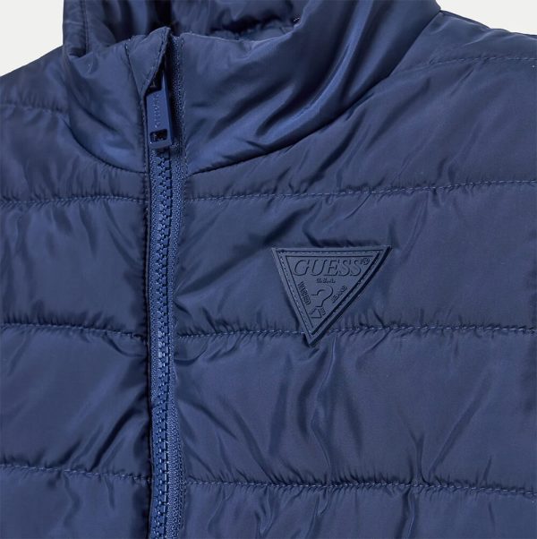 Παιδικά αμάνικα γιλέκα Guess στενή γραμμή καπιτονέ H4YT01WCFM0 μπλε για αγόρια και κορίτσια που θέλουν επώνυμο μπουφάν για άνοιξη & φθινόπωρο