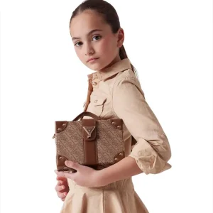 Παιδική τσάντα Guess χειρός & ώμου J6RZ01WK590 Καφέ για κορίτσια που θέλουν στυλάτα και επώνυμα αξεσουάρ στην βόλτα και τις επίσημες εμφανίσεις τους