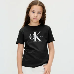 Παιδικές μπλούζες μακό Calvin Klein Μαύρο IU0IU00715 για αγόρια και κορίτσια που θέλουν ωραίο και επώνυμο καθημερινό ντύσιμο το καλοκαίρι